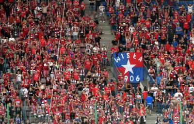 Na stadion Wisły wrócili kibice i... race - zdjęcie 24