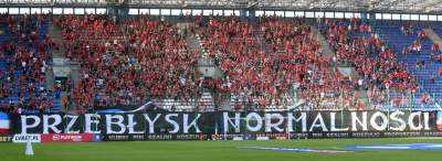 Na stadion Wisły wrócili kibice i... race - zdjęcie 3