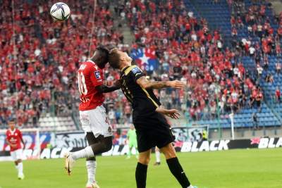 Na stadion Wisły wrócili kibice i... race - zdjęcie 21
