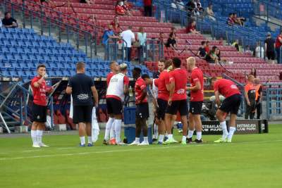 Na stadion Wisły wrócili kibice i... race - zdjęcie 2