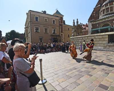 Tańczyli na Wawelu z dzwoneczkami przy kostkach. Przed nami ostatnie spektakle - zdjęcie 3