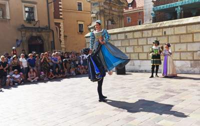 Tańczyli na Wawelu z dzwoneczkami przy kostkach. Przed nami ostatnie spektakle - zdjęcie 5