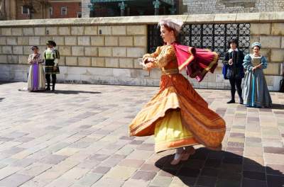 Tańczyli na Wawelu z dzwoneczkami przy kostkach. Przed nami ostatnie spektakle - zdjęcie 1