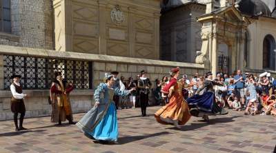 Tańczyli na Wawelu z dzwoneczkami przy kostkach. Przed nami ostatnie spektakle - zdjęcie 14