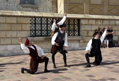 Tańczyli na Wawelu z dzwoneczkami przy kostkach. Przed nami ostatnie spektakle - zdjęcie 9