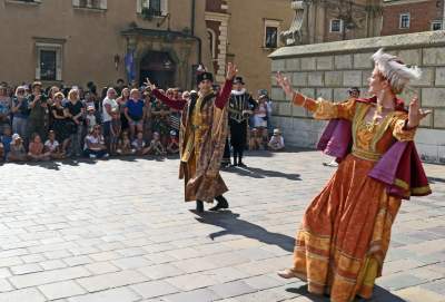Tańczyli na Wawelu z dzwoneczkami przy kostkach. Przed nami ostatnie spektakle - zdjęcie 2
