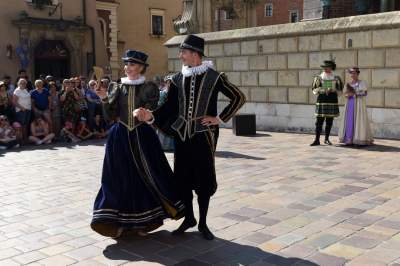 Tańczyli na Wawelu z dzwoneczkami przy kostkach. Przed nami ostatnie spektakle - zdjęcie 7