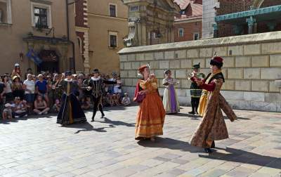 Tańczyli na Wawelu z dzwoneczkami przy kostkach. Przed nami ostatnie spektakle - zdjęcie 6