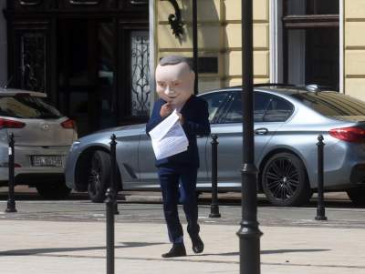 Przed protestem w obronie wolnych mediów. Kukła Dudy w akcji... - zdjęcie 9