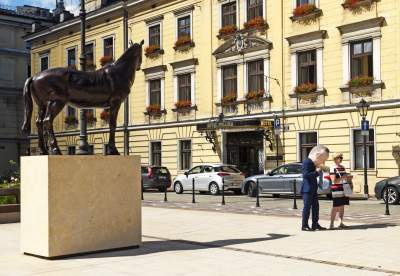 Przed protestem w obronie wolnych mediów. Kukła Dudy w akcji... - zdjęcie 11