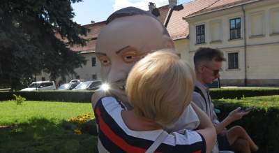 Przed protestem w obronie wolnych mediów. Kukła Dudy w akcji... - zdjęcie 1