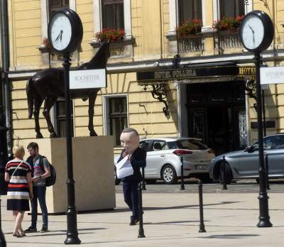 Przed protestem w obronie wolnych mediów. Kukła Dudy w akcji... - zdjęcie 10