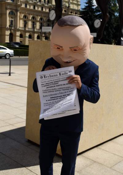 Przed protestem w obronie wolnych mediów. Kukła Dudy w akcji... - zdjęcie 4