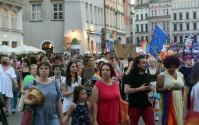 Piękny Tęczowy Kraków. Roztańczony i radosny Marsz Równości (fot. Marek Lasyk) - zdjęcie 47