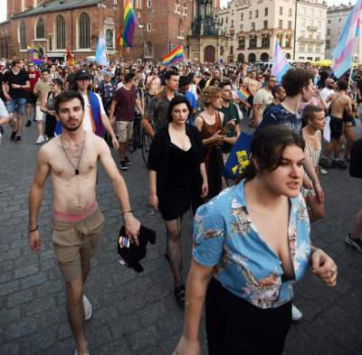 Piękny Tęczowy Kraków. Roztańczony i radosny Marsz Równości (fot. Marek Lasyk) - zdjęcie 36