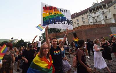 Piękny Tęczowy Kraków. Roztańczony i radosny Marsz Równości (fot. Marek Lasyk) - zdjęcie 29