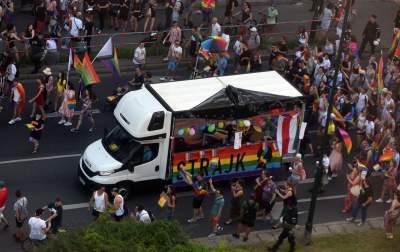 Piękny Tęczowy Kraków. Roztańczony i radosny Marsz Równości (fot. Marek Lasyk) - zdjęcie 25