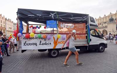 Piękny Tęczowy Kraków. Roztańczony i radosny Marsz Równości (fot. Marek Lasyk) - zdjęcie 45