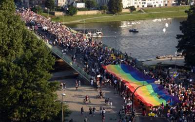 Piękny Tęczowy Kraków. Roztańczony i radosny Marsz Równości (fot. Marek Lasyk) - zdjęcie 1