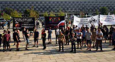 Homofobiczna pikieta nie zakłóciła Marszu Równości (fot. Marek Lasyk) - zdjęcie 1