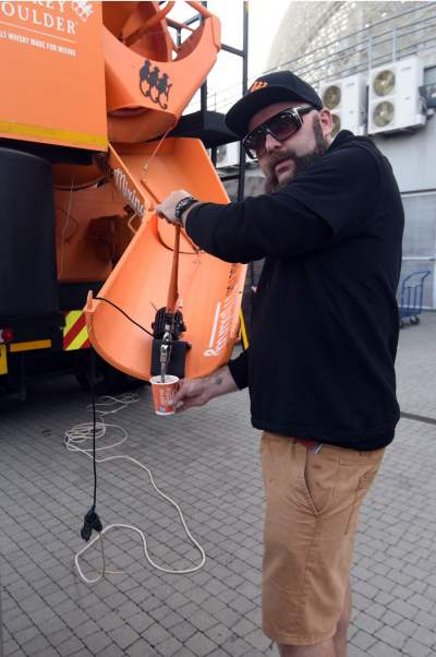 Taka promocja mocnego alkoholu: leją go z betoniarki - zdjęcie 5