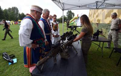 A po urlopie Prezydent z żoną pojechał na dożynki... - zdjęcie 16