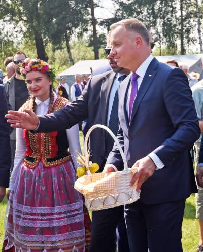 A po urlopie Prezydent z żoną pojechał na dożynki... - zdjęcie 11