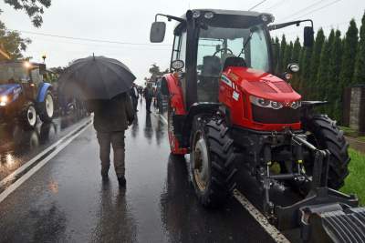 Rolnicza blokada drogi w Warzeńczycach, fot. Marek Lasyk - zdjęcie 15
