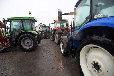 Rolnicza blokada drogi w Warzeńczycach, fot. Marek Lasyk - zdjęcie 1