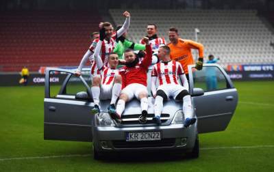 A po drugiej stronie Błoń szampan i świetny nastrój... - zdjęcie 15