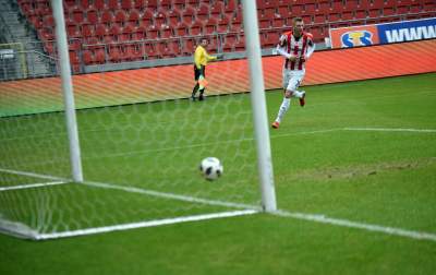 A po drugiej stronie Błoń szampan i świetny nastrój... - zdjęcie 13