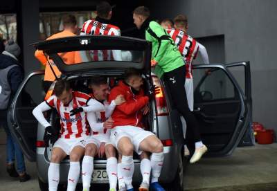 A po drugiej stronie Błoń szampan i świetny nastrój... - zdjęcie 1