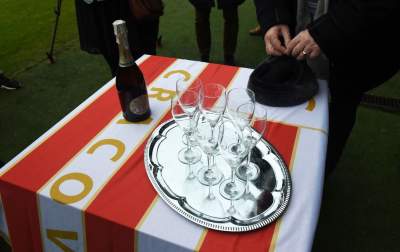 A po drugiej stronie Błoń szampan i świetny nastrój... - zdjęcie 2