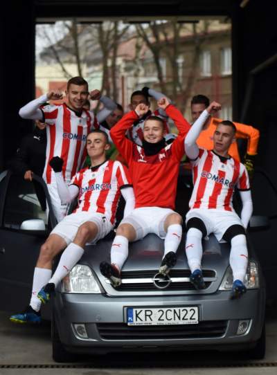 A po drugiej stronie Błoń szampan i świetny nastrój... - zdjęcie 14