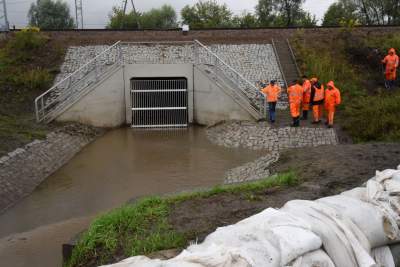 Bieżanów szykuje się na powódź. Stan alarmowy na Serafie - zdjęcie 14