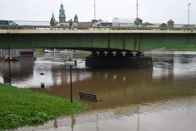Bulwary po intensywnym deszczu. Nie pospacerujemy... - zdjęcie 5