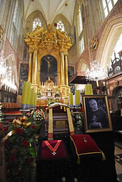 Pogrzeb proboszcza katedry wawelskiej. Obecni prezydent, premier i liderzy PiS - zdjęcie 6