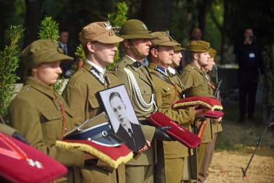 Szczątki trzech żołnierzy niezłomnych uroczyście pochowane... - zdjęcie 24