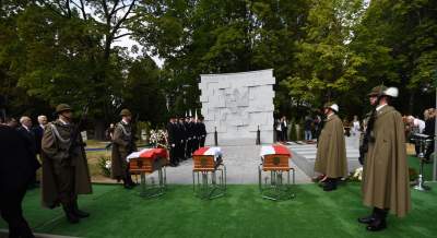 Szczątki trzech żołnierzy niezłomnych uroczyście pochowane... - zdjęcie 22