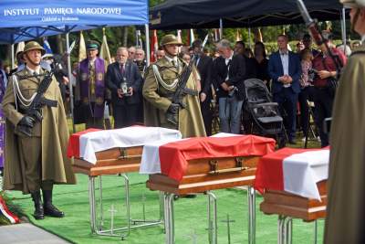 Szczątki trzech żołnierzy niezłomnych uroczyście pochowane... - zdjęcie 25