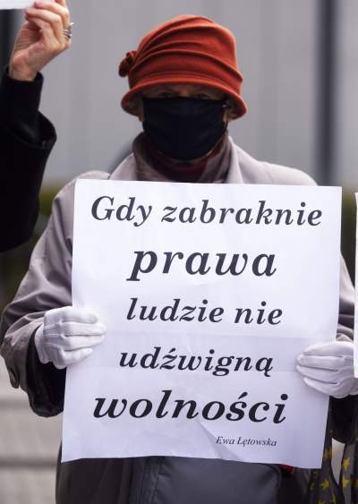 Protest przed krakowskim sądem. Fot. Marek Lasyk - zdjęcie 5