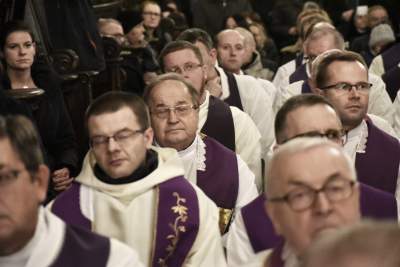 Pożegnaliśmy biskupa Tadeusza Pieronka. Spoczął w krypcie biskupów - zdjęcie 20