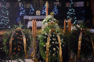 Pożegnaliśmy biskupa Tadeusza Pieronka. Spoczął w krypcie biskupów - zdjęcie 18