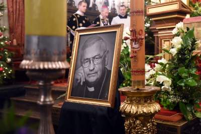 Pożegnaliśmy biskupa Tadeusza Pieronka. Spoczął w krypcie biskupów - zdjęcie 11