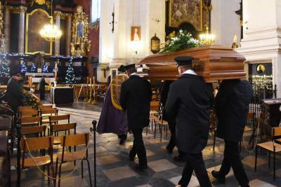 Pożegnaliśmy biskupa Tadeusza Pieronka. Spoczął w krypcie biskupów - zdjęcie 13