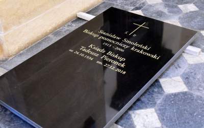 Pożegnaliśmy biskupa Tadeusza Pieronka. Spoczął w krypcie biskupów - zdjęcie 17
