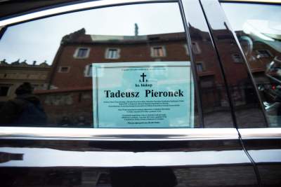 Pożegnaliśmy biskupa Tadeusza Pieronka. Spoczął w krypcie biskupów - zdjęcie 1