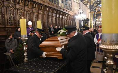 Pożegnaliśmy biskupa Tadeusza Pieronka. Spoczął w krypcie biskupów - zdjęcie 7