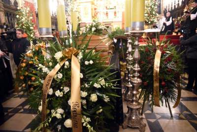 Pożegnaliśmy biskupa Tadeusza Pieronka. Spoczął w krypcie biskupów - zdjęcie 9