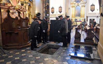 Pożegnaliśmy biskupa Tadeusza Pieronka. Spoczął w krypcie biskupów - zdjęcie 15